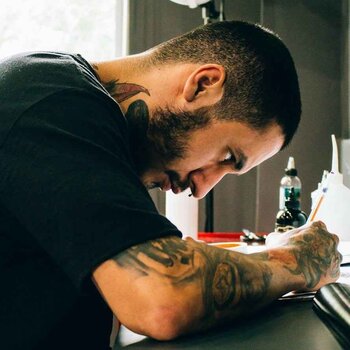 Artista de tatuagem Feliphe Veiga