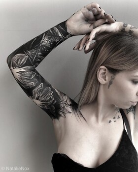 Expressão e estilo nas tatuagens de Natalie Nox