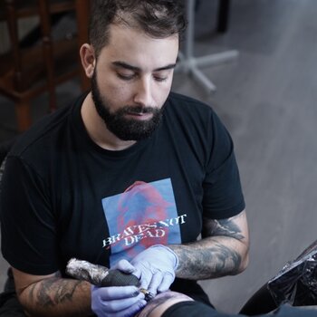 Artista de tatuagem Henrique Carmo