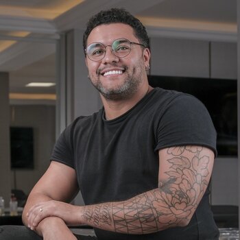 Artista de tatuagem Neto Coutinho