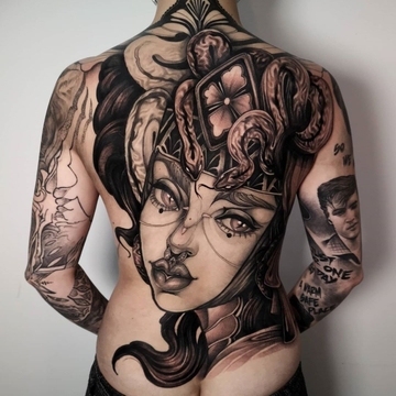 Corrente de arte neo tradicional em tatuagem por Isabella Chiara Filouino