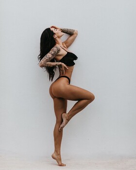 Modelo de fitness tatuado - Ela