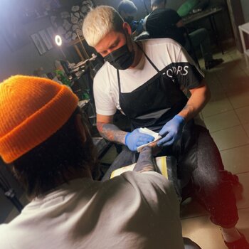 Artista de tatuagem Lesha Dise