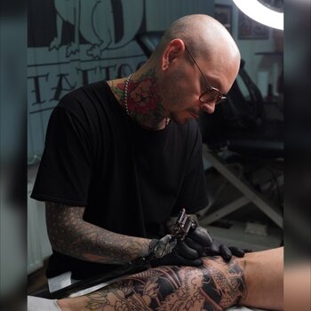 Artista de tatuagem ARTEMIY NEUMOIN