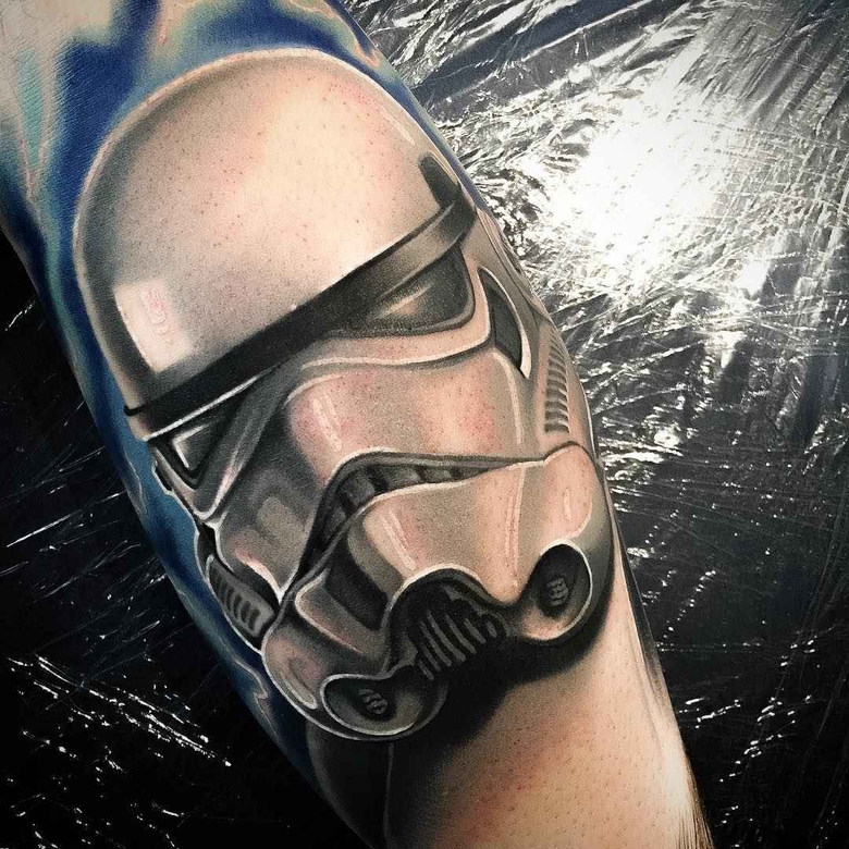 Artista de tatuagem Levi Barnett tatuagem de realismo cromático