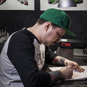 Artista de tatuagem Sergey Buslay Buslaev