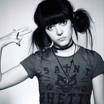 Artista de tatuagem Alisa Tesla