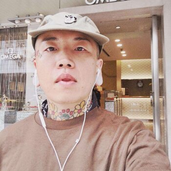 Artista de tatuagem Woo