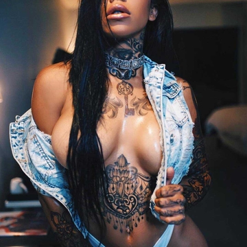 Modelo tatuado Elle Audra