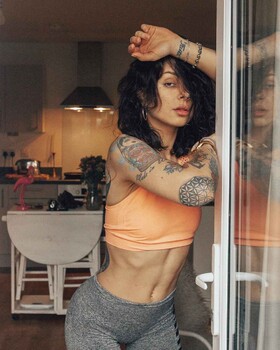 Modelo tatuado e fotógrafo Anastasiya Ty
