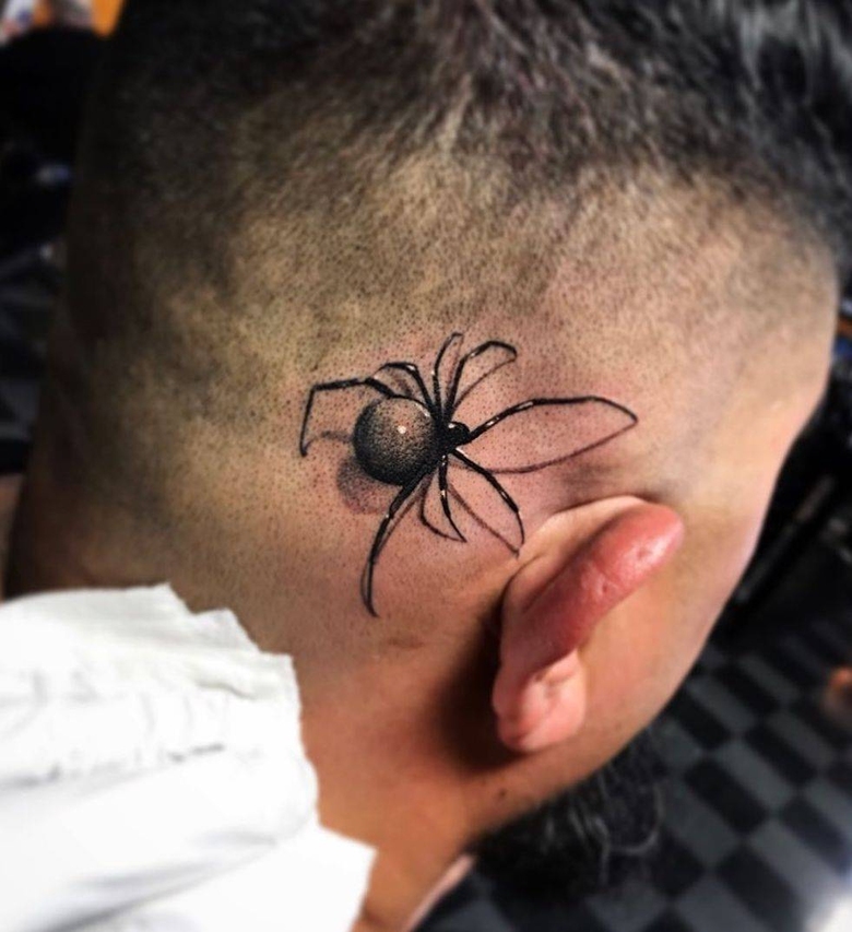 Artista de tatuagem Jesse Garcia, tatuagem de aranha realista preta e cinza | USA