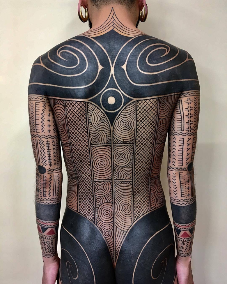 Artista de tatuagem Taku Oshima, tatuagem ornamental tribal preta, blackwork | Tóquio, Japão
