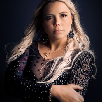 Artista de tatuagem Karlla Mendes 