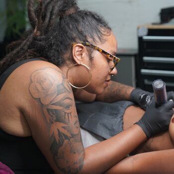 Artista de tatuagem Sole González 