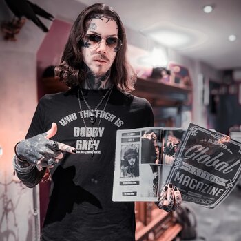Artista de tatuagem Bobby Grey