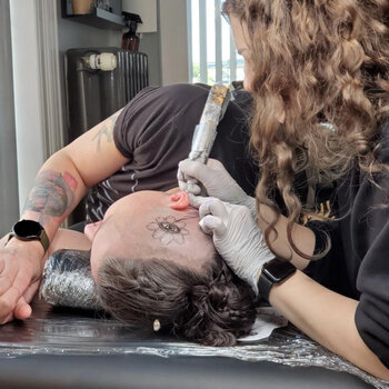 Artista de tatuagem Kat Botezatu