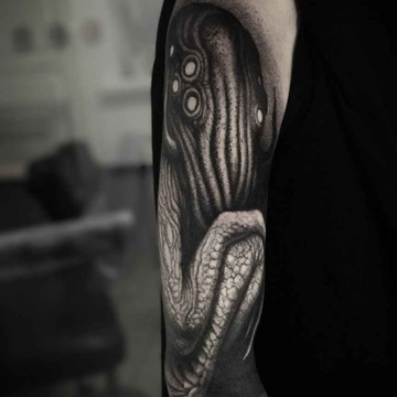 Artista de tatuagem Deni Aktemirov
