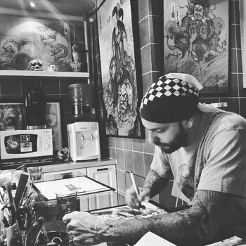 Artista de tatuagem Jee Sayalero