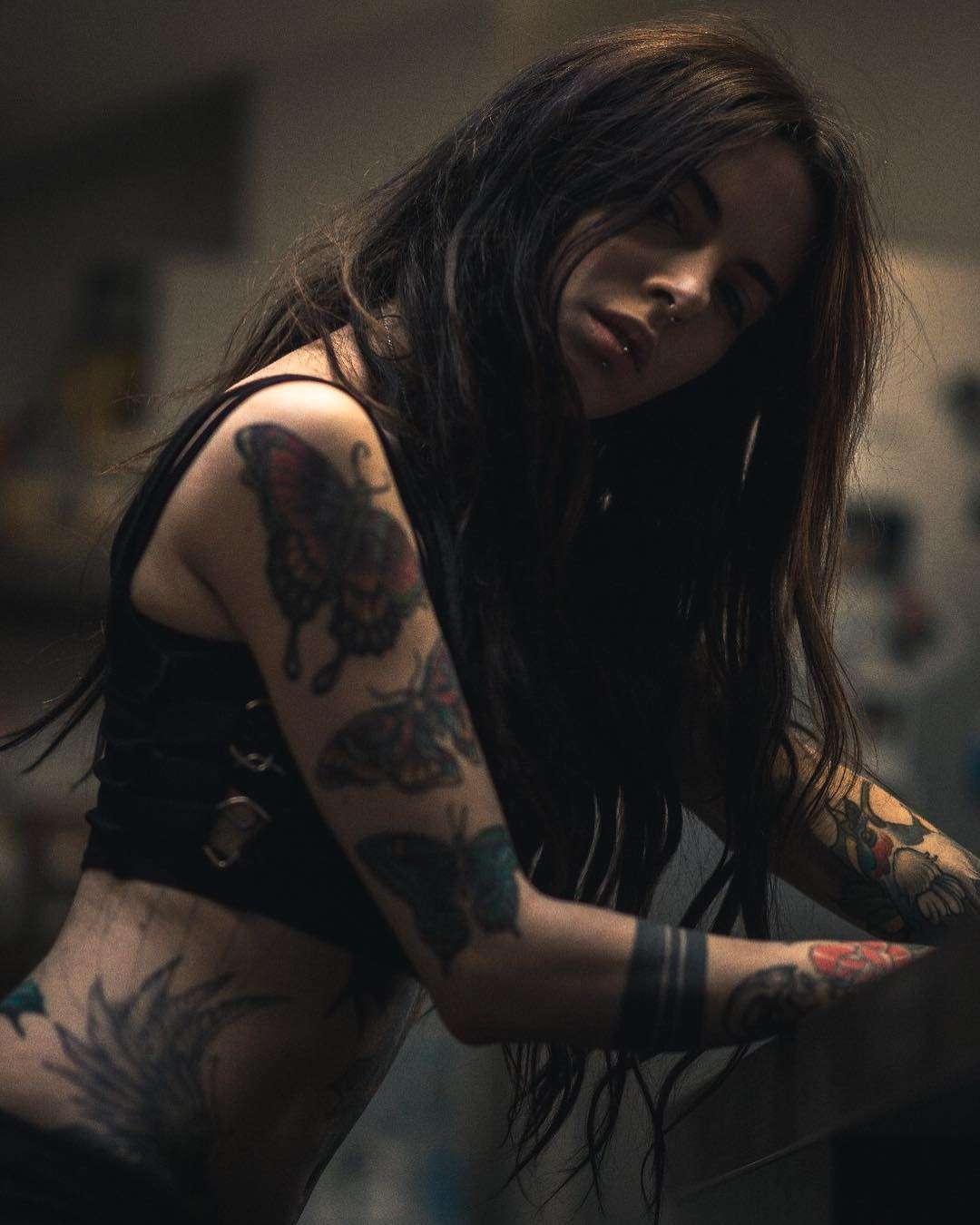 Tatuada Atriz TanyaBat, foto alternativa de modelo, garota tatuada | Itália