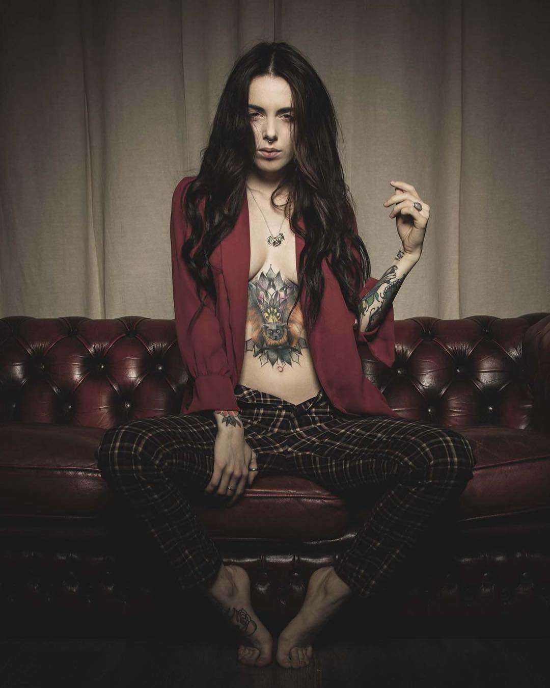 Tatuada Atriz TanyaBat, foto alternativa de modelo, garota tatuada | Itália