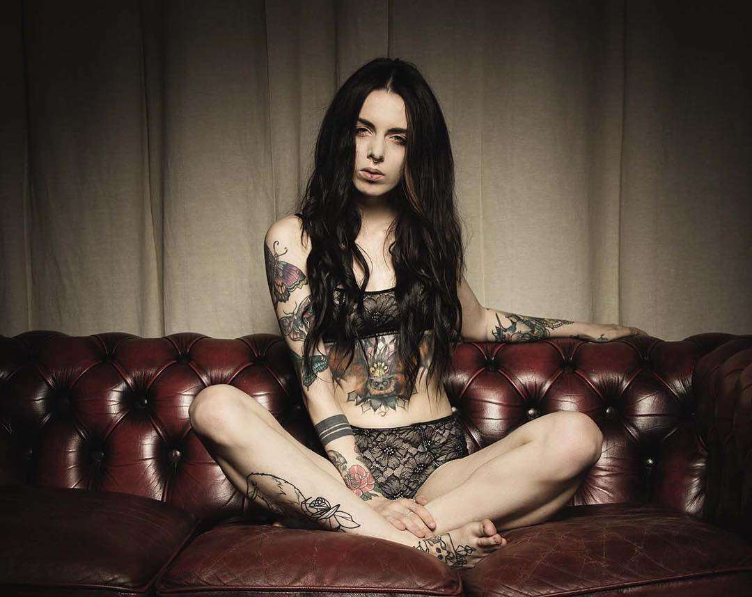 Tatuada Atriz TanyaBat, foto alternativa de modelo, garota tatuada | Itália