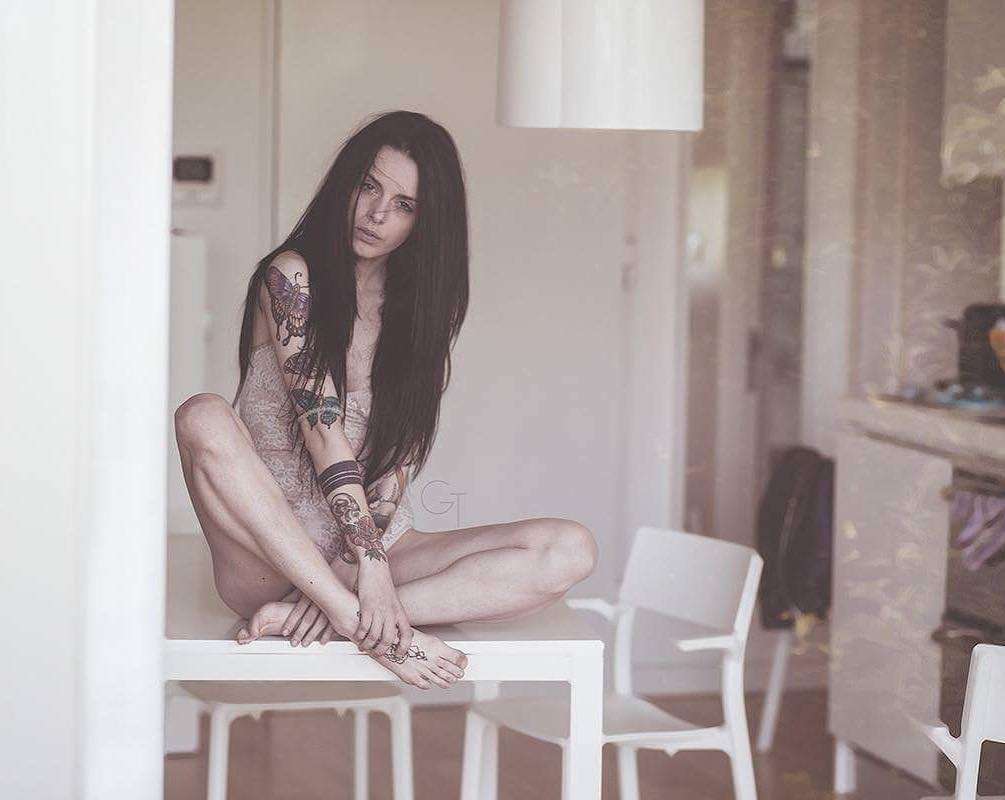 Tatuada Atriz TanyaBat, foto alternativa de modelo, garota tatuada | Itália