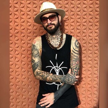 Artista de tatuagem Caco Menegaz