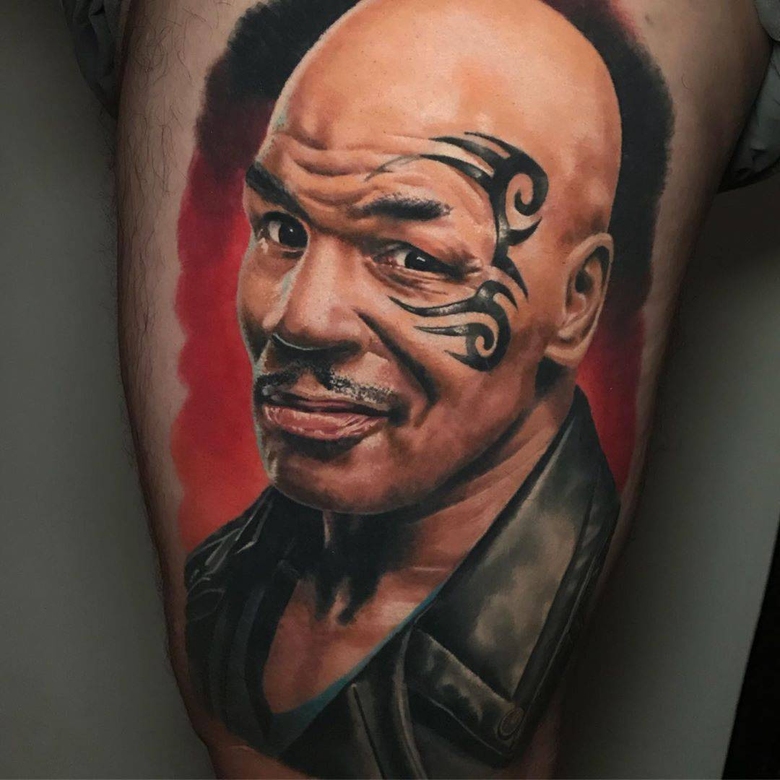 Artista de tatuagem Aaron Olaguivel (Omom Tattoo), retrato de cor de Mike Tyson tatuagem realismo