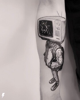 Reflexão da alma humana em tatuagens por Serena Caponera