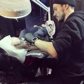 Artista de tatuagem Dzianis Minzer