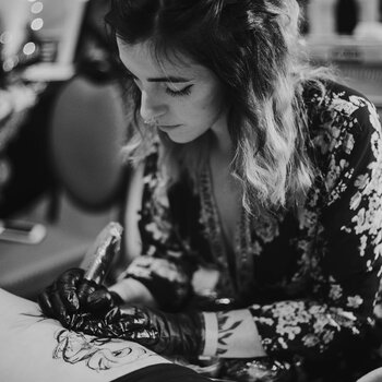 Artista de tatuagem Chanelle Baril