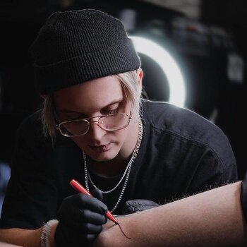 Artista de tatuagem Egor Nemshevich