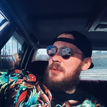 Artista de tatuagem Denis Igla-Stoyankov