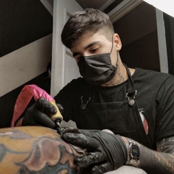 Artista de tatuagem Armen / on.my.acc