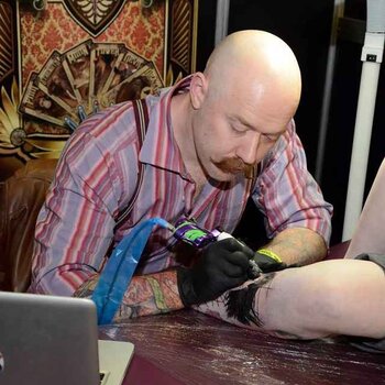 Artista de tatuagem David Corden