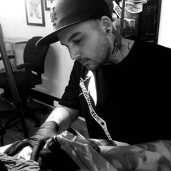 Artista de tatuagem Coen Mitchell