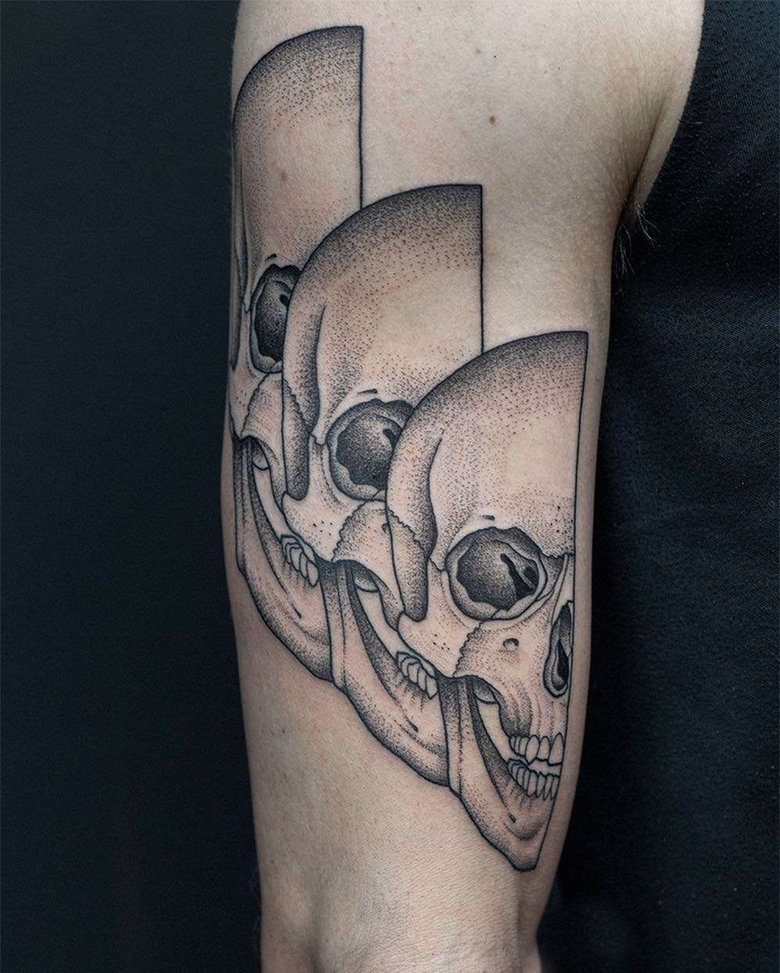 Simetria em tatuagem por Valentin Hirsch