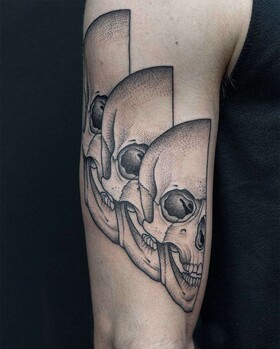Simetria em tatuagem por Valentin Hirsch