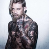 Modelo tatuado Josh Mario John