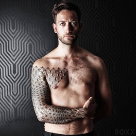 Tatuagem de blackwork e ornamental por Roxx