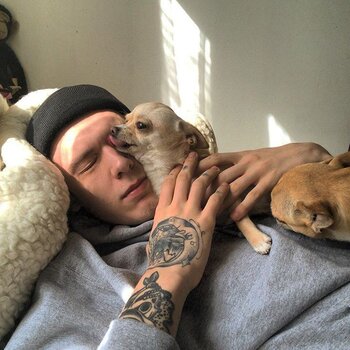 Artista de tatuagem Arseniy Bozhinov