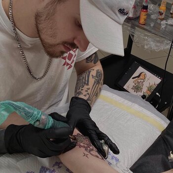 Artista de tatuagem Ilya Kuzminsky
