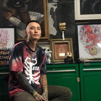 Artista de tatuagem Tala