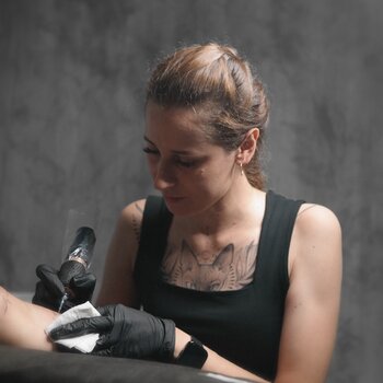 Artista de tatuagem Elena Korobova