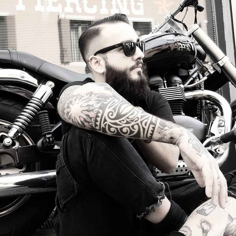 Artista de tatuagem Matteo Nangeroni preto abstrato, estilo dos autores, tatuagens surrealistas com duplo significado | Milão, Itália