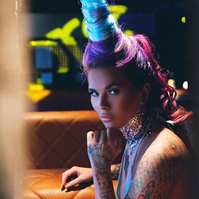 Modelo tatuado Dannika Daisy