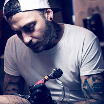 Artista de tatuagem Hugo Fiest