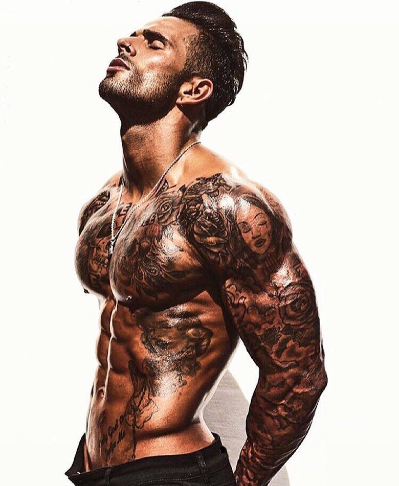 Modelo tatuado Leon Scott, modelo masculino alternativo, homem tatuado | Reino Unido
