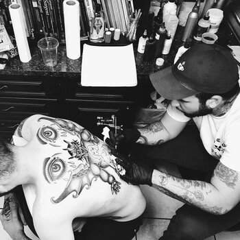 Artista de tatuagem Javier Betancourt