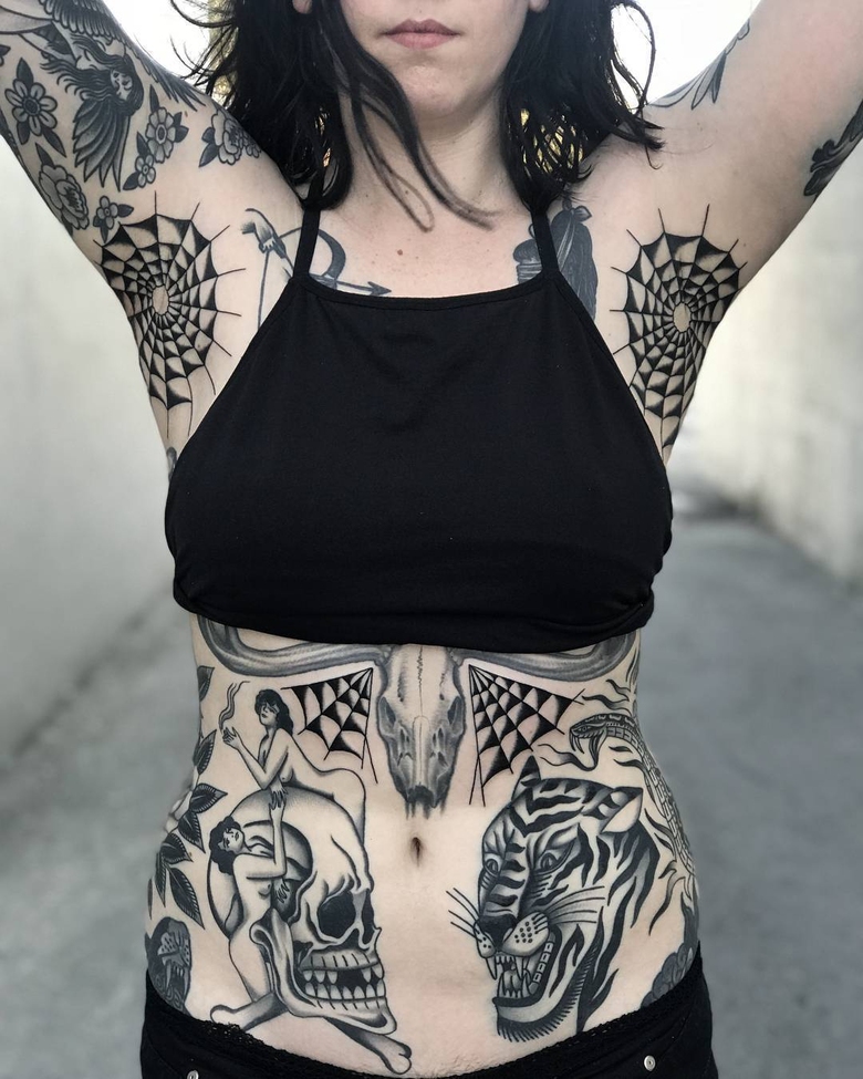 Artista de tatuagem Javier Betancourt, tatuagem tradicional antiga escola negra | USA